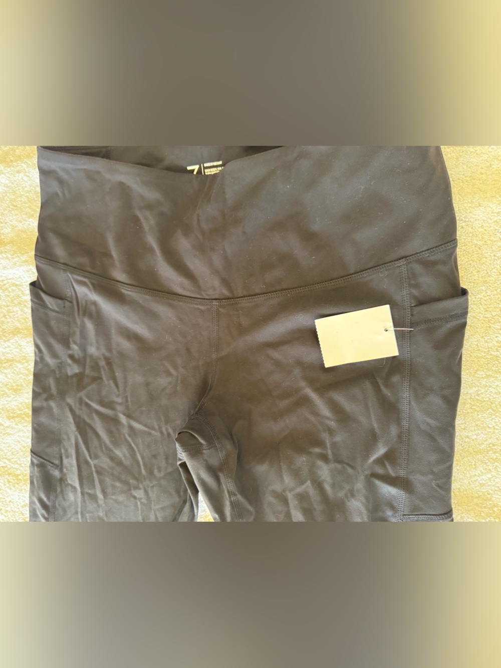 NWT Zella cropped leggings with pockets on the side. - Picture 4 of 8